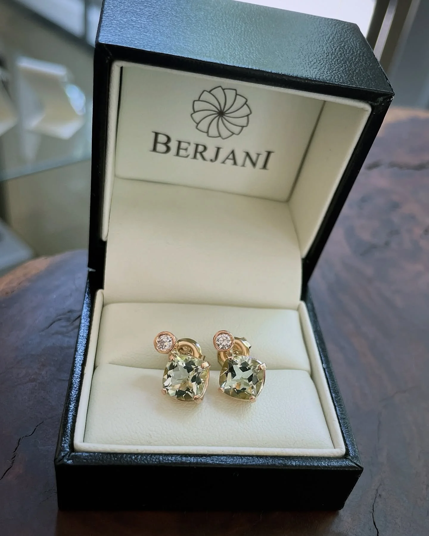 BERJANI Bespoke - A beautiful pair of handcrafted rose gold diamond and green quartz earrings&hellip; Custom made for a tasteful lady&hellip; 

#rosegold #diamonds #green #gemstone #finejewellery