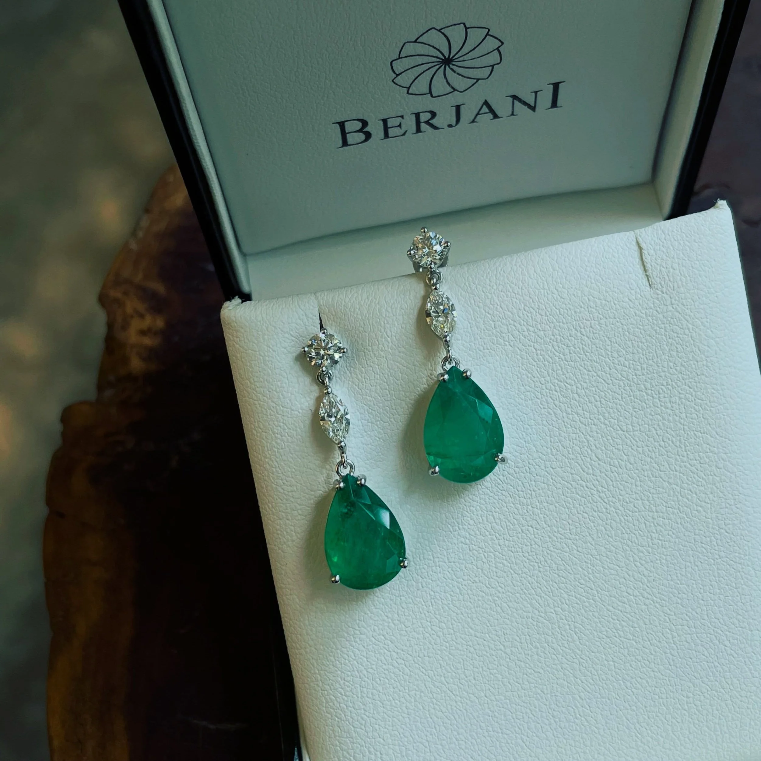 BERJANI Bespoke - Celebrating emerald month with a pair of beautiful Colombian Emerald and diamond earrings&hellip; Custom designed and handcrafted for a delightful lady&hellip; 💚

#columbianemerald #naturaldiamonds #whitegold #bespoke #niche