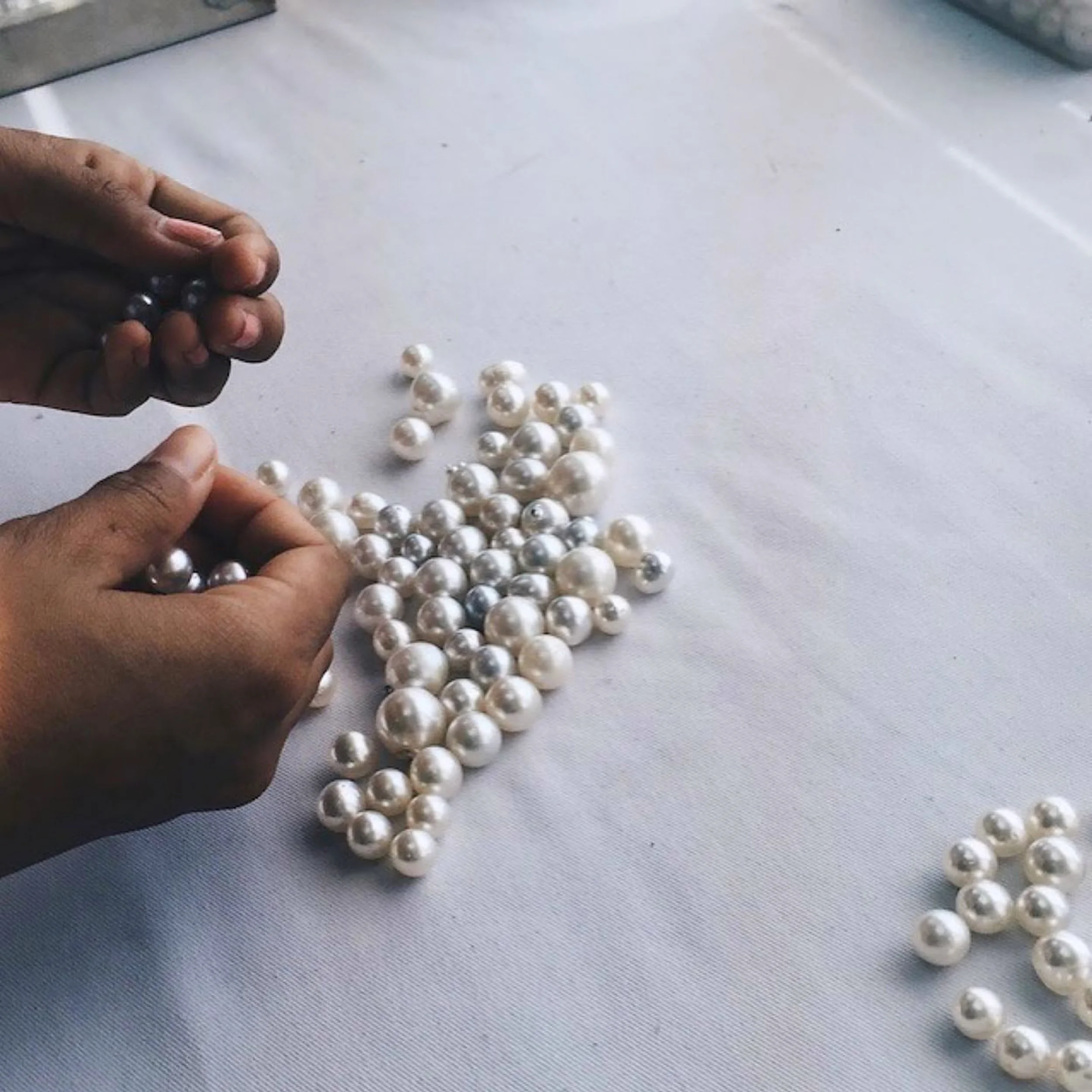 Introducing one of three gemstones for the month of June - known as the world&rsquo;s oldest gem...The Pearl....A pearl sorter sorting out the pearls just harvested...

#pearls #southseapearls #harvest #jewels #jewellery