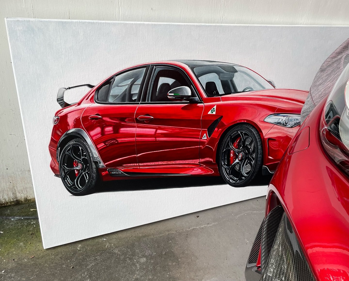 My latest painting is delivered to the owner of this stunning Alfa Romeo Giulia GTAm, one of the 500 GTA/GTAm cars that Alfa produced. 🍀🤍❤️In the fabulous color Rosso GTA, one of the nicest complex car colors I ever painted. And next to the real ca