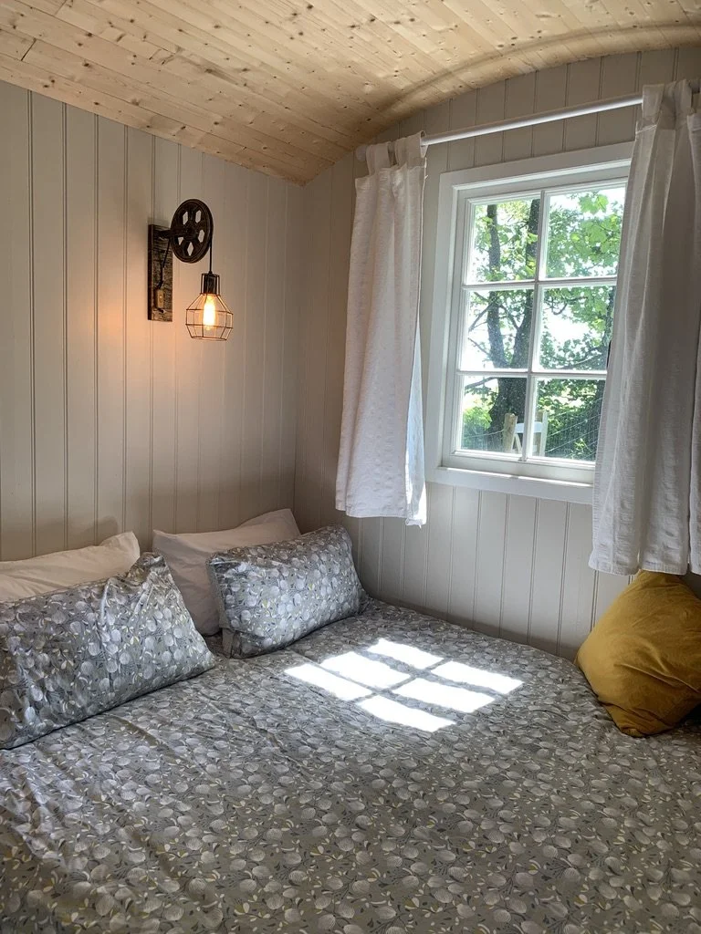 King bed set-up.