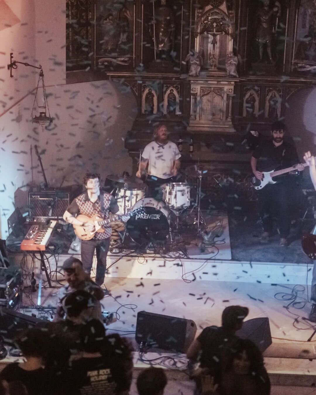 🔥 Impressionen von Konzert No. 5 in der Spitalkirche am vergangenen Samstag: 
@agiantdog &quot;came crashing&quot; und haben ihren Tourabschluss angemessen zelebriert. 😁 
Merci an @supersushitokio f&uuml;rs spontane Einspringen, und wie immer Danke