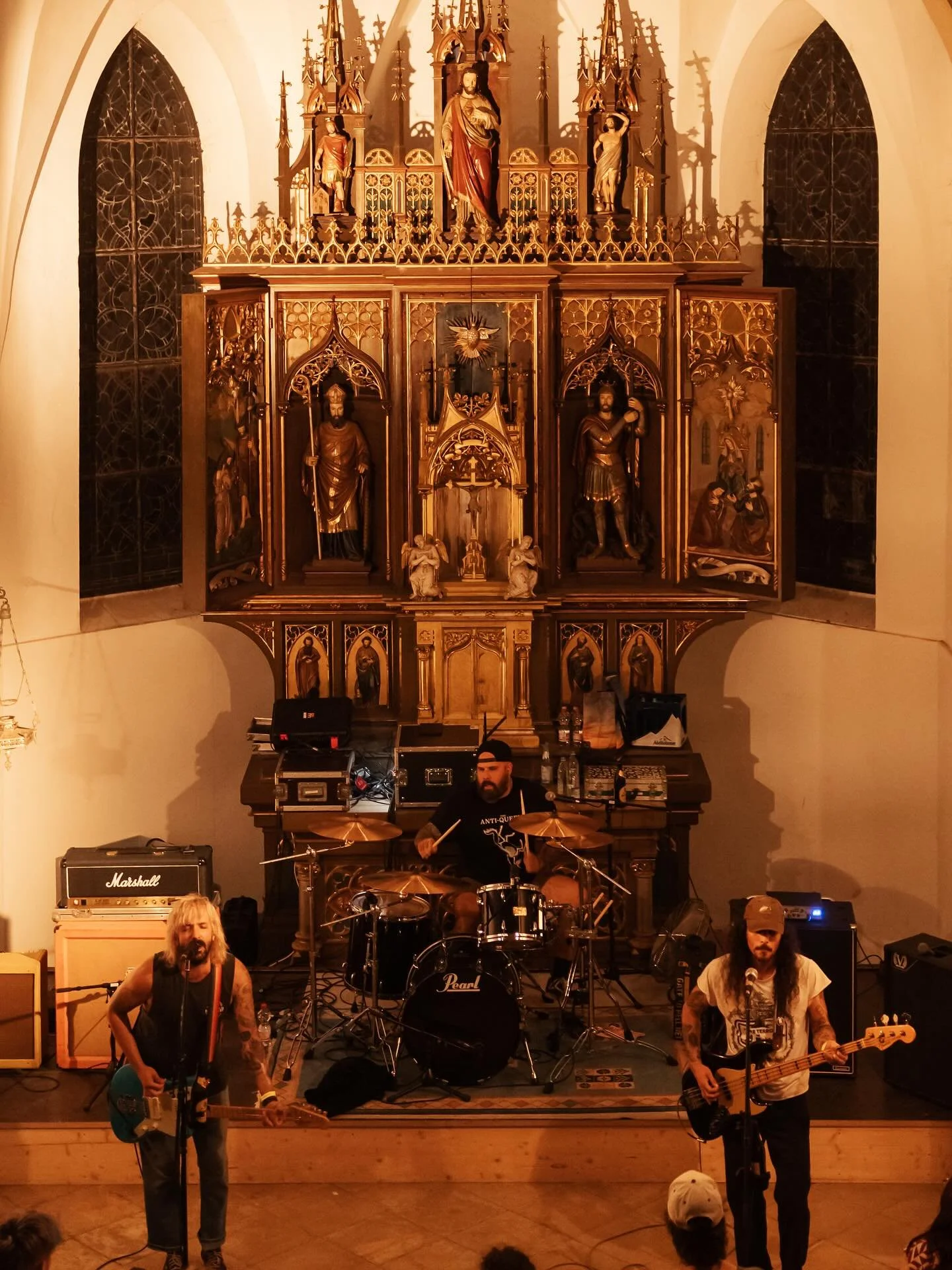Was f&uuml;r ein Abend!
Das Punkrock-Konzert am letzten Mittwoch war einfach pure Energie &ndash; laut, roh und unvergesslich. Riesendank an alle, die da waren, mitgeschrien und den Abend unvergesslich gemacht haben. @makewarmusic @captainasshole @da