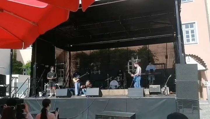 An einem ohnehin schon hei&szlig;en Sommertag sorgten die Studierenden des European Campus @ecri.band  am Nachmittag/Abend f&uuml;r noch mehr Hitze &ndash; diesmal musikalischer Natur. Abseits des Campus, am Spitalplatz mitten in Pfarrkirchen, versam