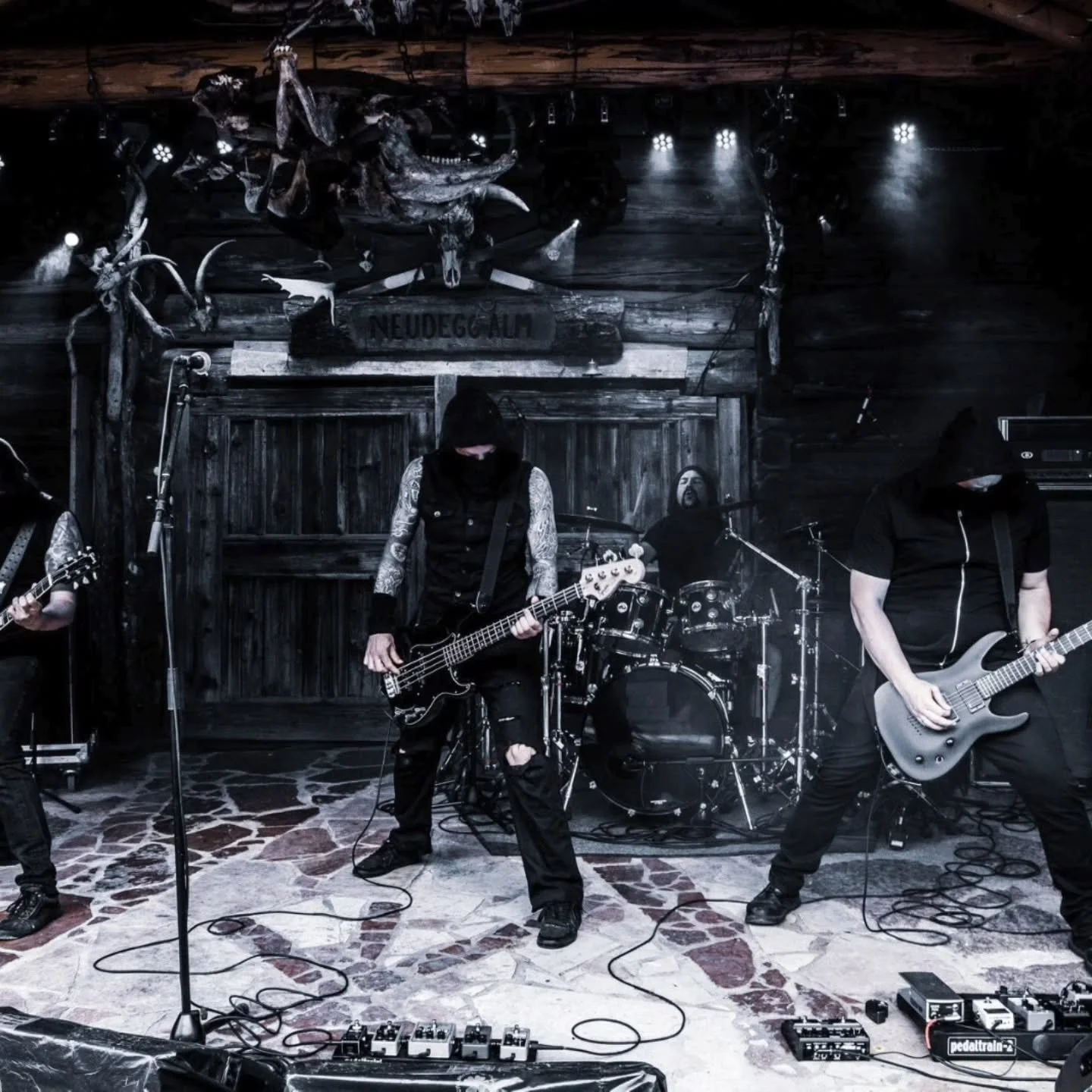 🕯️🕯️ Weiter geht&rsquo;s mit den Bandvorstellungen f&uuml;r n&auml;chsten Samstag - p&uuml;nktlich zum zweiten Advent mit der zweiten Band! 
Nachdem euch Mords Zinnober hoffentlich gut aufgew&auml;rmt haben, &uuml;bernehmen es @arcticseasurvivors ,