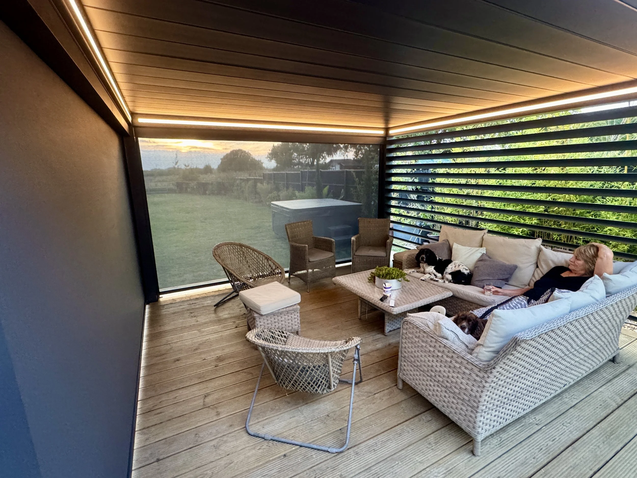aluminium-pergola-motorised-side-screens-louvred-wall.jpg