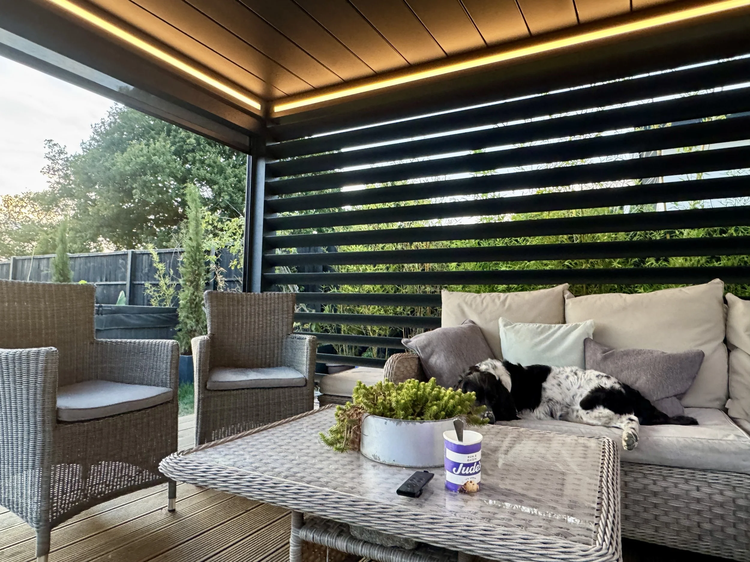 aluminium-louvred-wall-graphite-grey.jpg