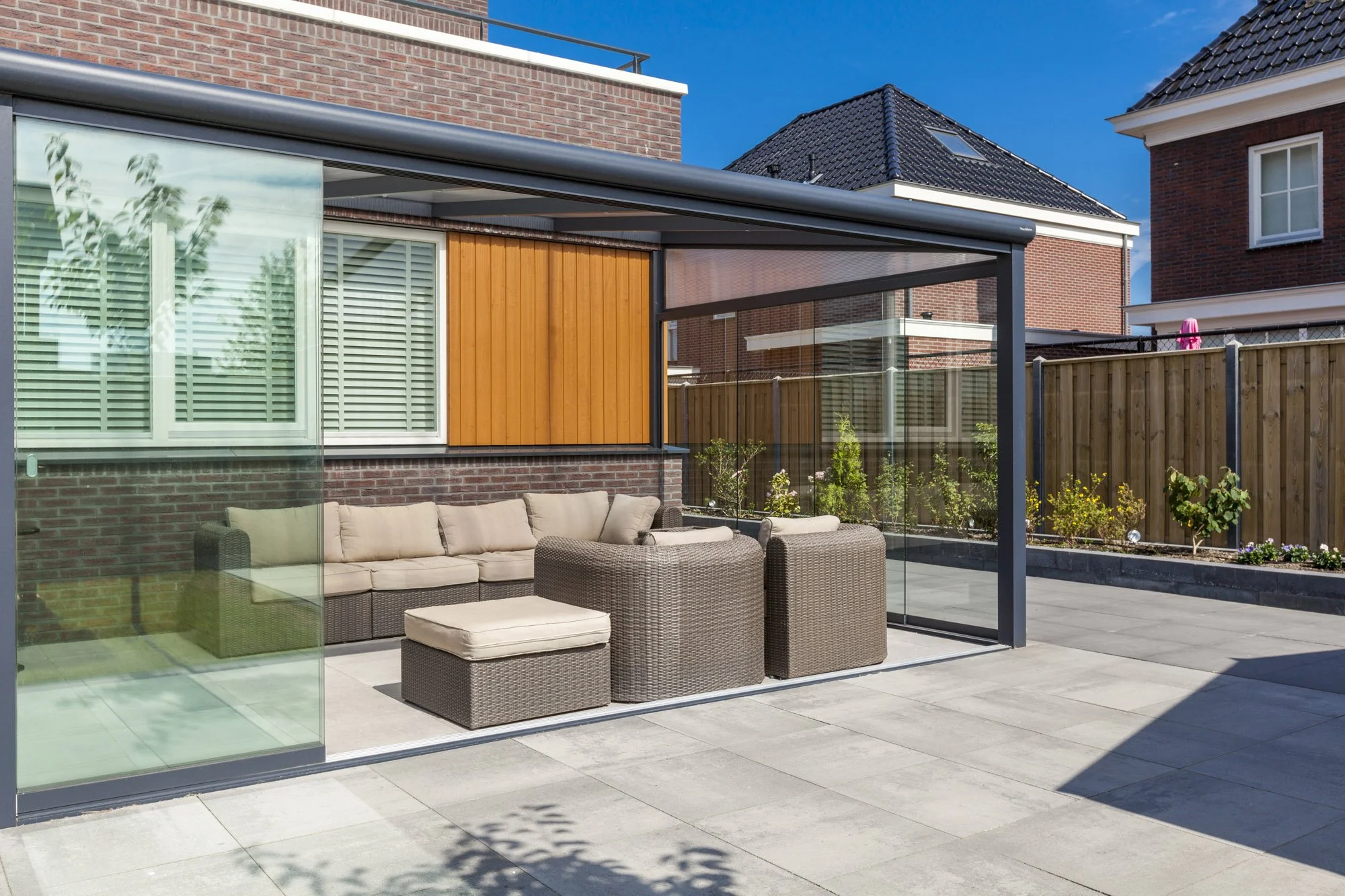 Anthracite aluminium lean-to with glazed side panel.jpg