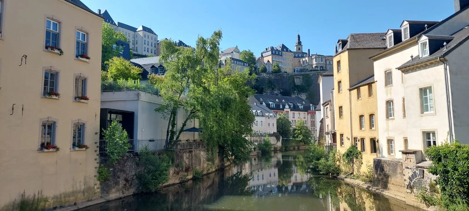 Ein Blick in die historische Altstadt von Luxemburg, hinter der sich das Europaviertel erhebt…