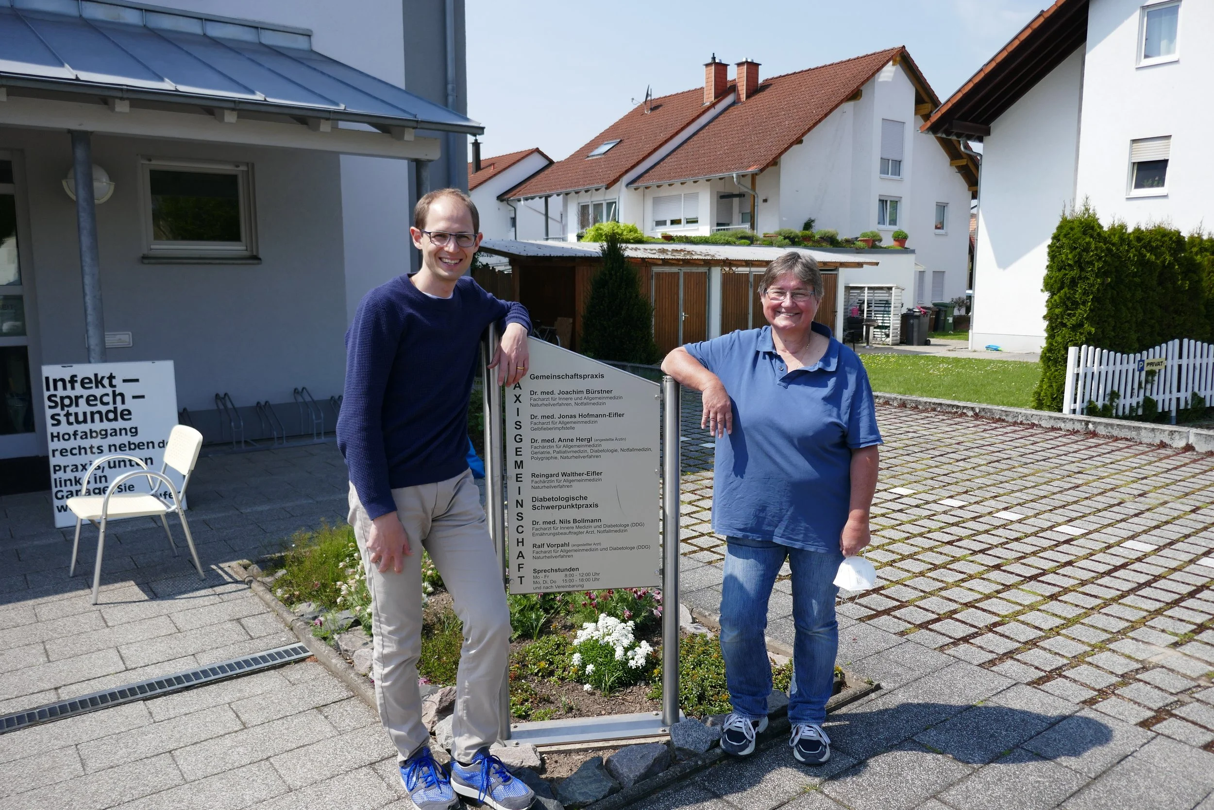 Foto: privat  Dr. Hofmann-Eifler mit der Weiterbildungsassistentin Dr. Kuhn vor der Praxisgemeinschaft in Rheinzabern bei strahlendem Sonnenschein.