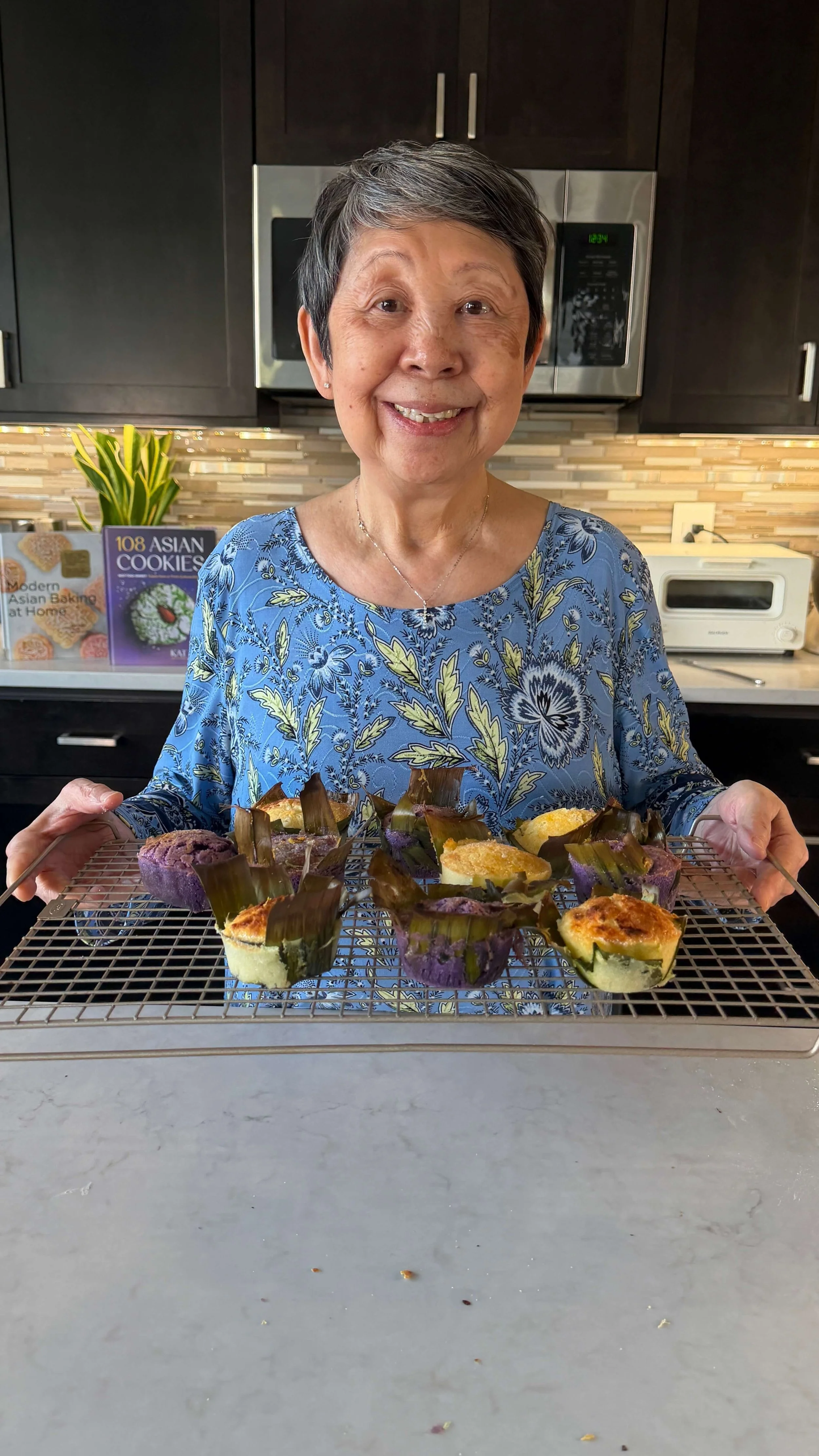 Mama Lieu holding a tray of bibingka
