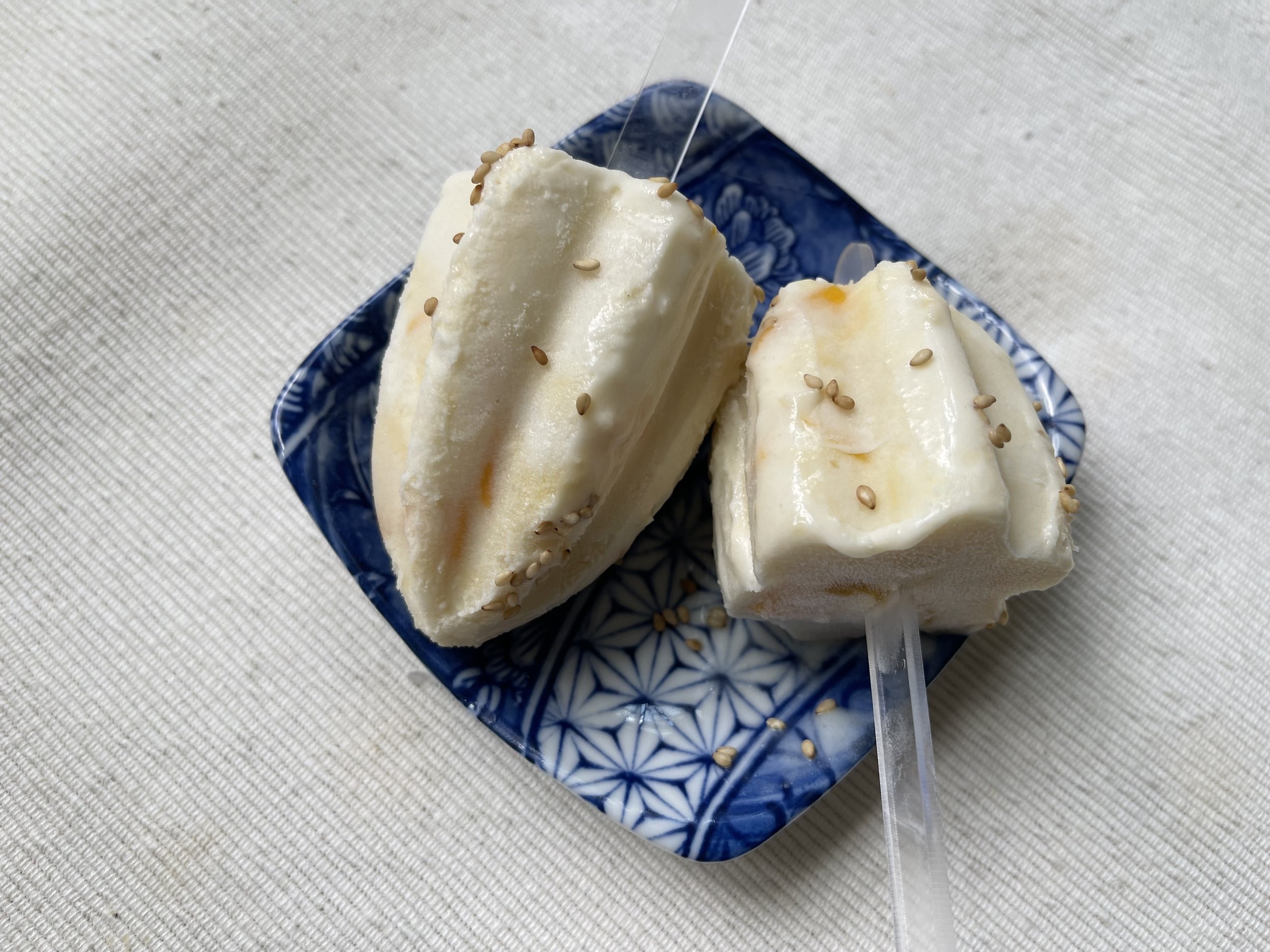 This easy no-churn mango sticky rice ice cream tastes just like summer