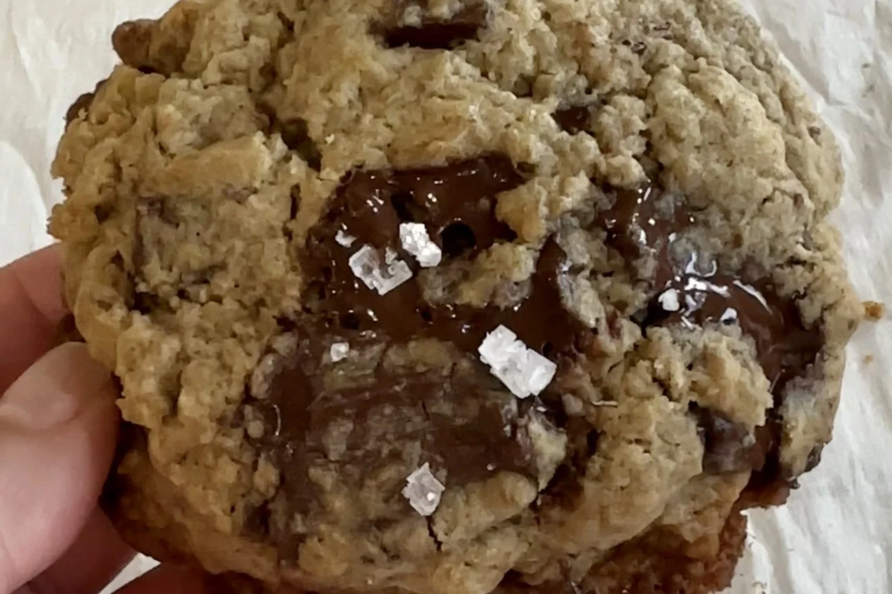close up of hojicha chocolate chip cookies