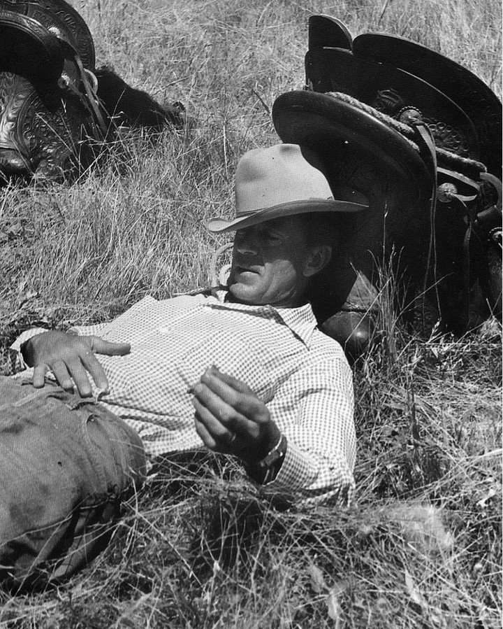 🌿💤 A Moment of Serenity🎬✨

Amidst the hustle and bustle of filming, Gary Cooper finds solace in a tranquil moment, nestled amidst nature's embrace.

In the midst of a busy schedule, even a brief respite can offer clarity and renewal, allowing crea