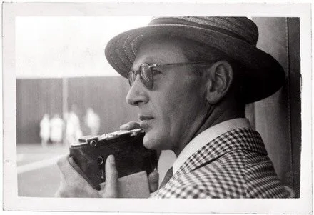 📸 Most remember Gary Cooper for the quiet strength he brought to the screen, but away from Hollywood he was often behind the camera himself.
Photography became one of Cooper&rsquo;s many creative outlets alongside painting and drawing. He captured c