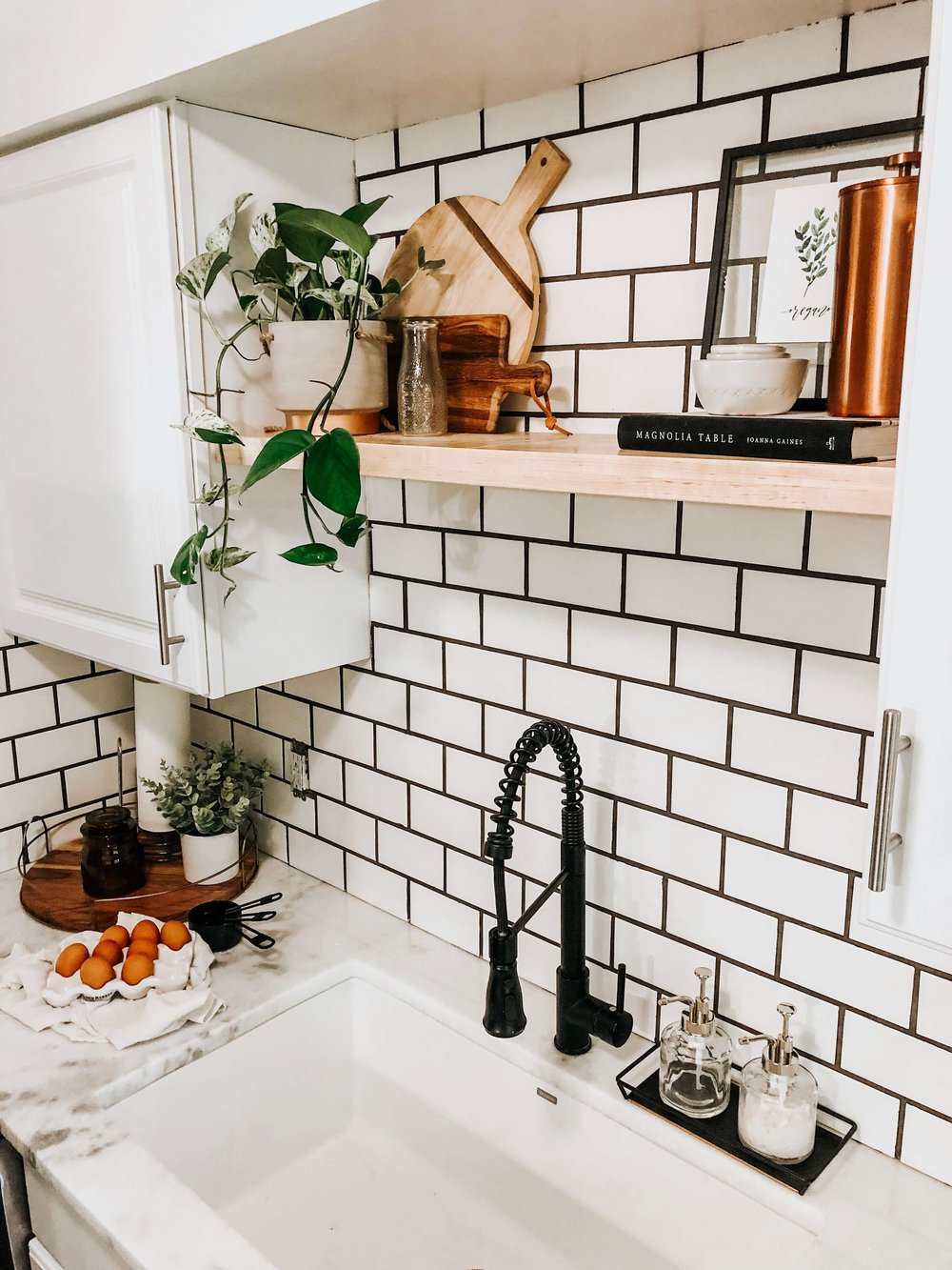 black grout white subway tile