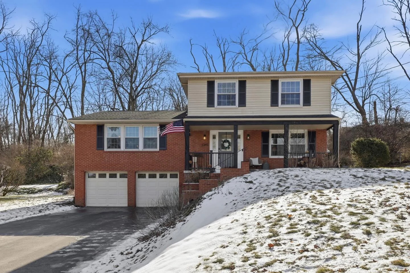 Highlighting 3 brand new Fraser Team listings to hit the market this week!

🏡 2345 Harrow Road in Upper Saint Clair
4 beds | 2.5 baths | 2,000 sq ft | $460,000  Mid-century vibes, renovated kitchen, flexible floor plan, and a lower level with bar, g