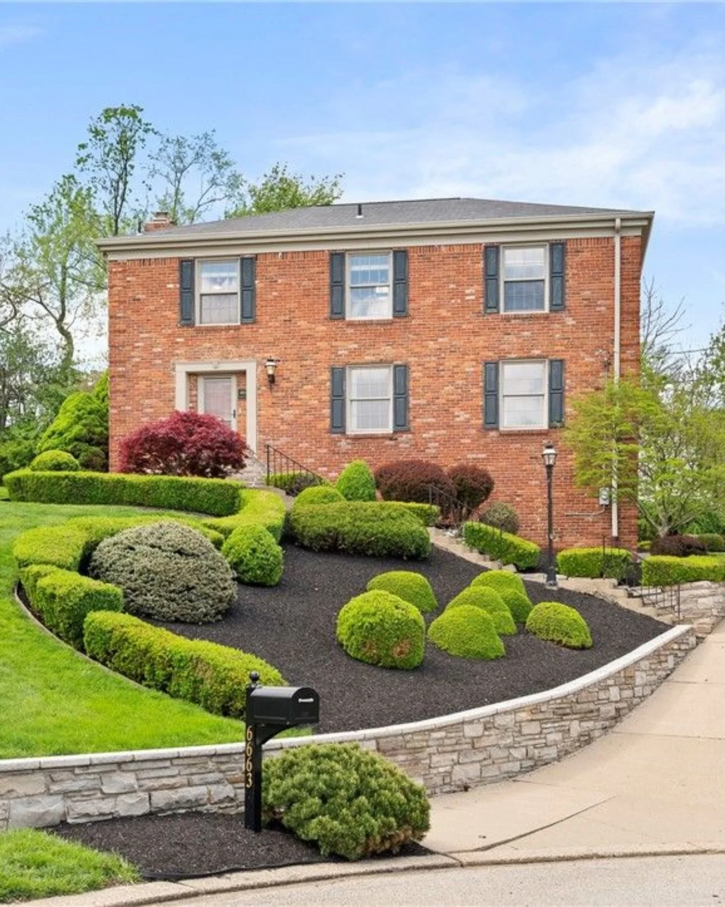 Highlighting 2 brand new Fraser Team listings!

First up, this stately all-brick Bethel Park home sits on a hilltop lot with a heated driveway, offering multiple living spaces, easy access to the city, the T, and South Hills shopping.

📍 6663 Chapel