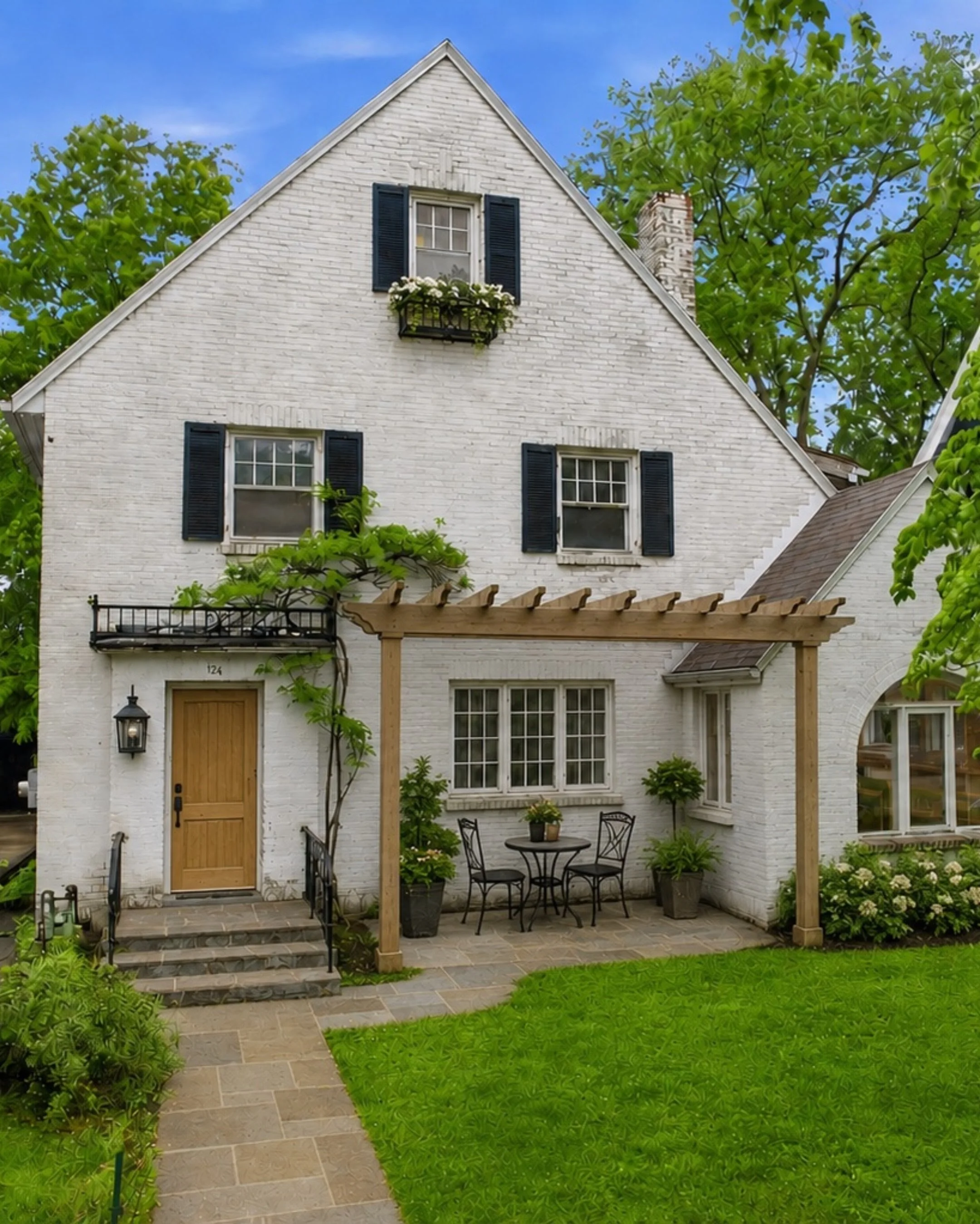 New Point Breeze listing just dropped! ✨

A golden opportunity for visionary buyers, this home is packed with potential, charm, and the kind of East End location people dream about. 

📍 724 S Linden Ave
🛏️ 6 beds | 1.5 baths
➡️ $450,000

With white