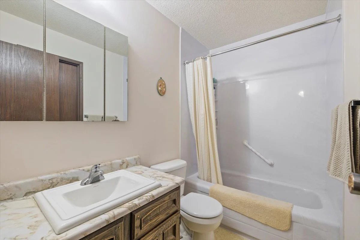 14-43 Dells Crescent-13.jpg