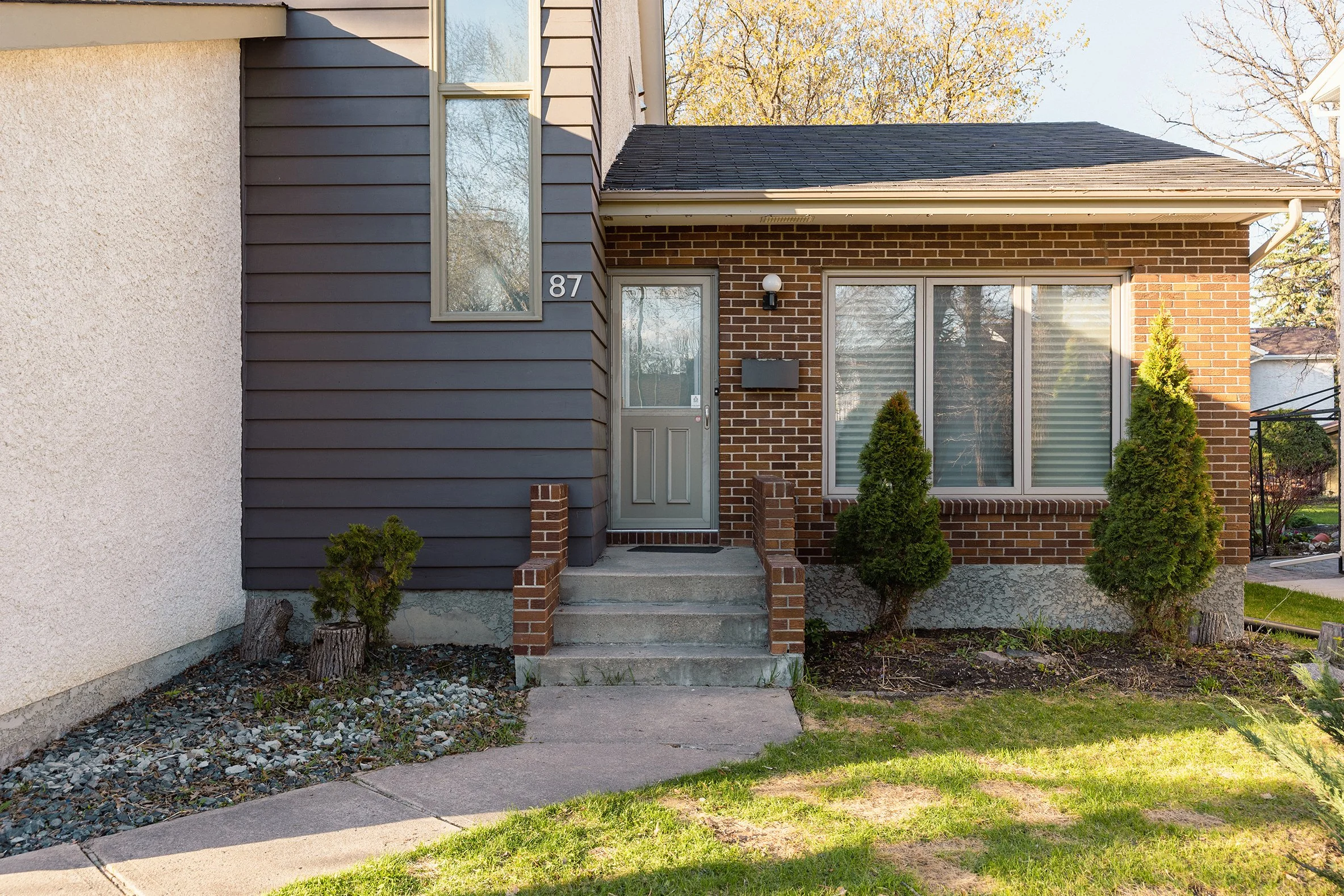 2. 87 Stoneham Crescent.jpg