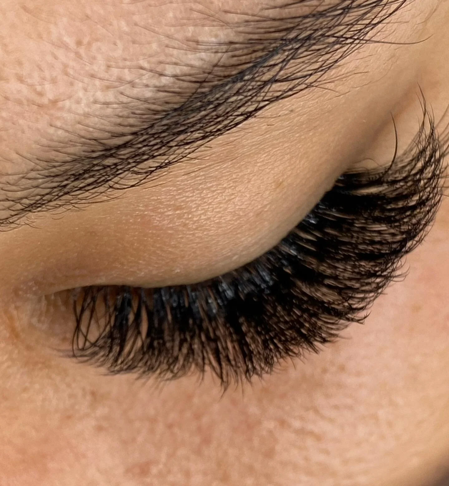 FLUFFY Hybrid Sets, this client has amazing fullness to her natural lashes making this hybrid set look like volume! 

#closeup #hybridlashes #kapoleilashartist #artistsview #lashextensions #eyelashextensions #hawaiilashextensions #hawaiilashartist #v