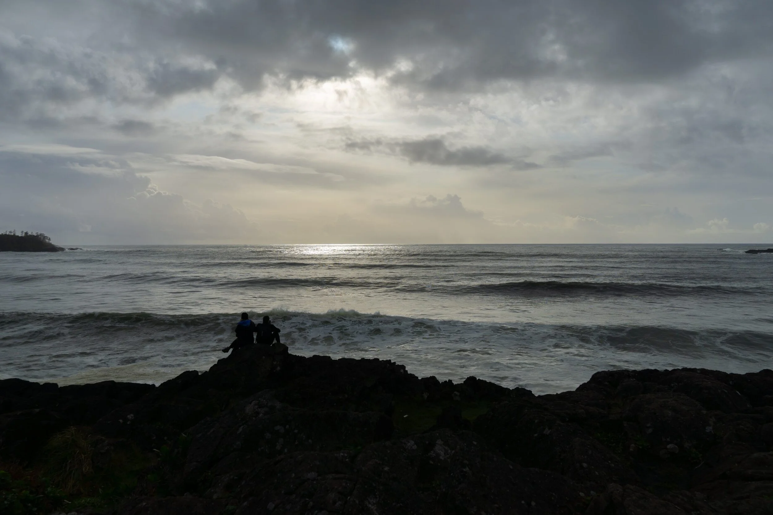 Sunset couple at Cox Bay, Tofino, Vancouver Island, British Columbia, Canada