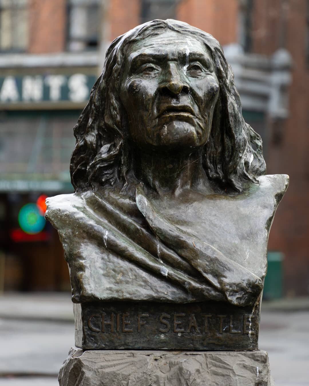 Chief Seattle, a strong native American that gave this gorgeous city its name by eg. being the mediator between first nations and conquerors. His statue is positioned on the pioneer square together with some wordings he used as well as a totem pole a