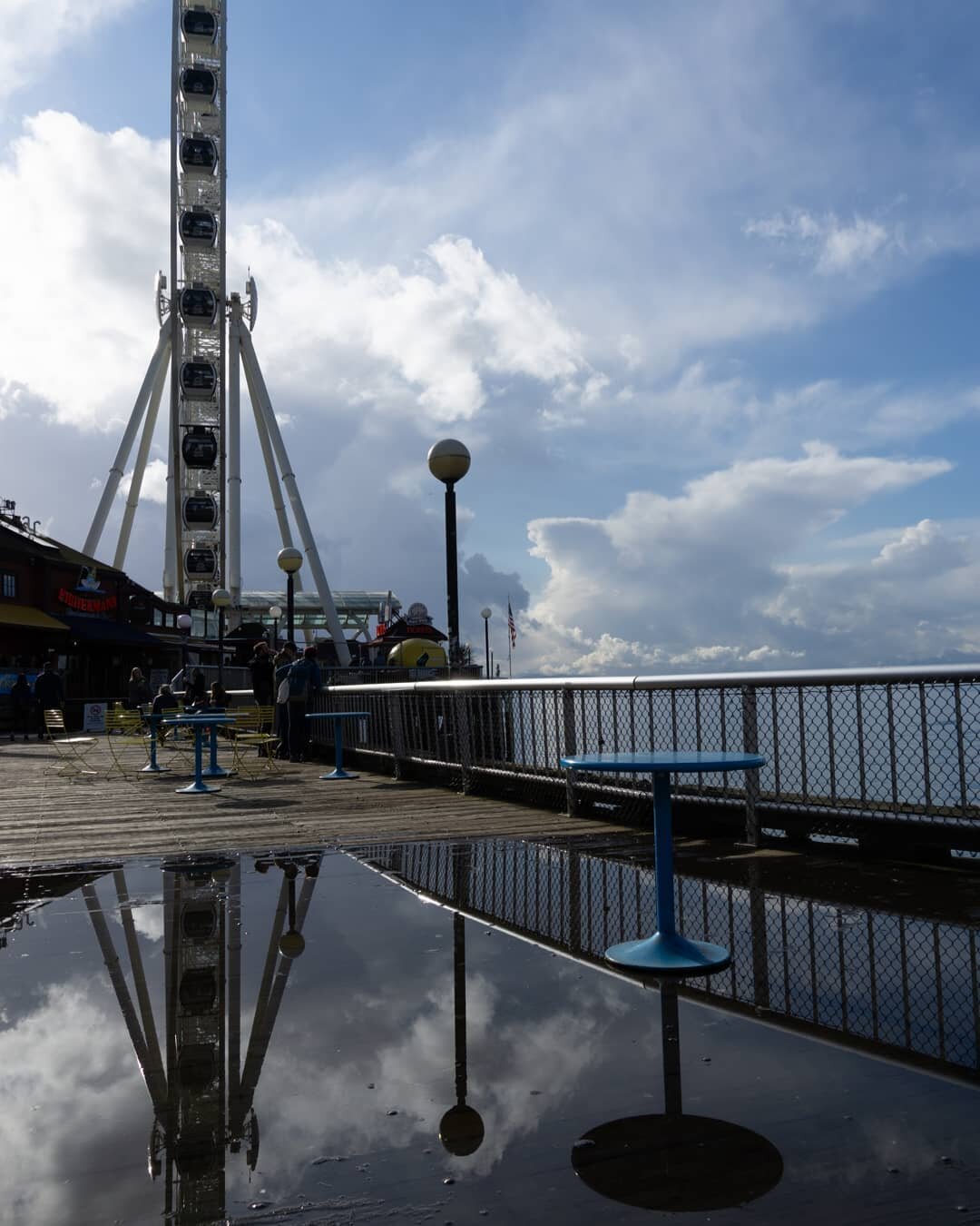 Water reflections again and some great paintings at the waterfront 🎡
Want to see more of Seattle? Have a look at my latest blog, 
link in my bio 😊
.
.
.
#wanderlust #travelblog #travel #photography #travelphotography #femaletraveler #exploring #sea