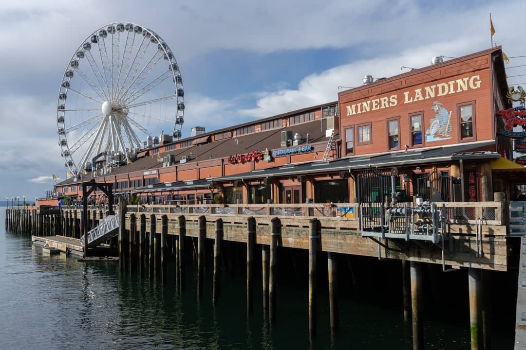 The waterfront from Seattle has two sites, one for entertainment like on the photos and a second one where you can relax in parks 🎡 Want to see more of Seattle? Have a look at my latest blog, 
link in my bio 😊
.
.
.
#wanderlust #travelblog #travel 