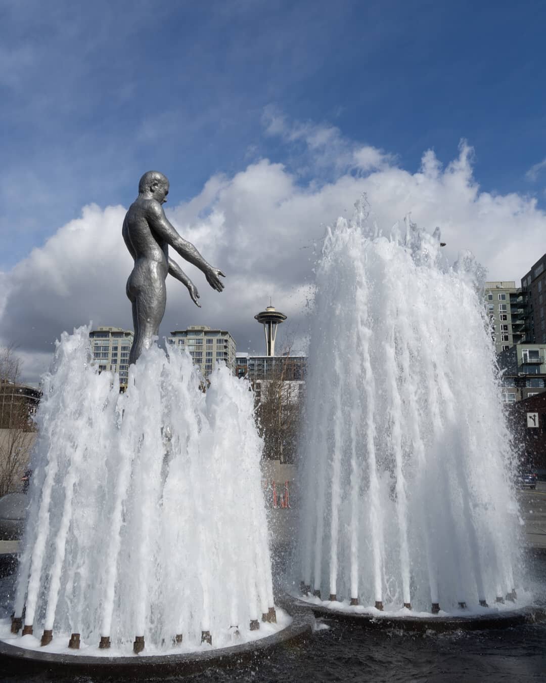 Art meets architecture 🗼 This sculpture fountain shows either adult or kid and from this perspective they are praising the space needle ⛲ For more pictures off Seattle, have a look at my latest blog, link in my bio 😊
.
.
.
#wanderlust #travelblog #