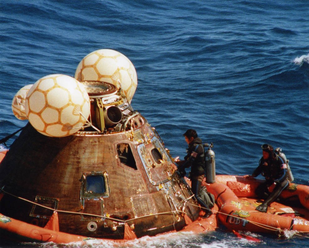 Navy divers retreiving the Apollo 16 astronauts