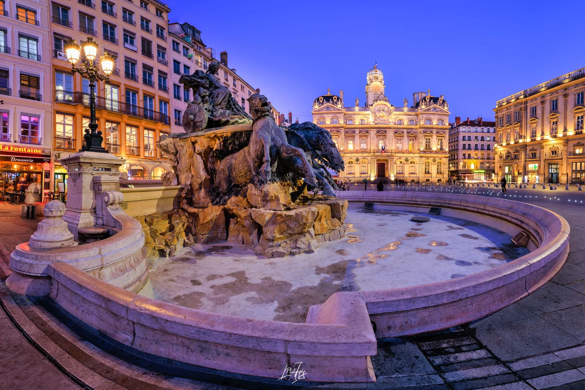 Photographe Lyon – Place des Terreaux de nuit, fontaine Bartholdi | L&I Photography