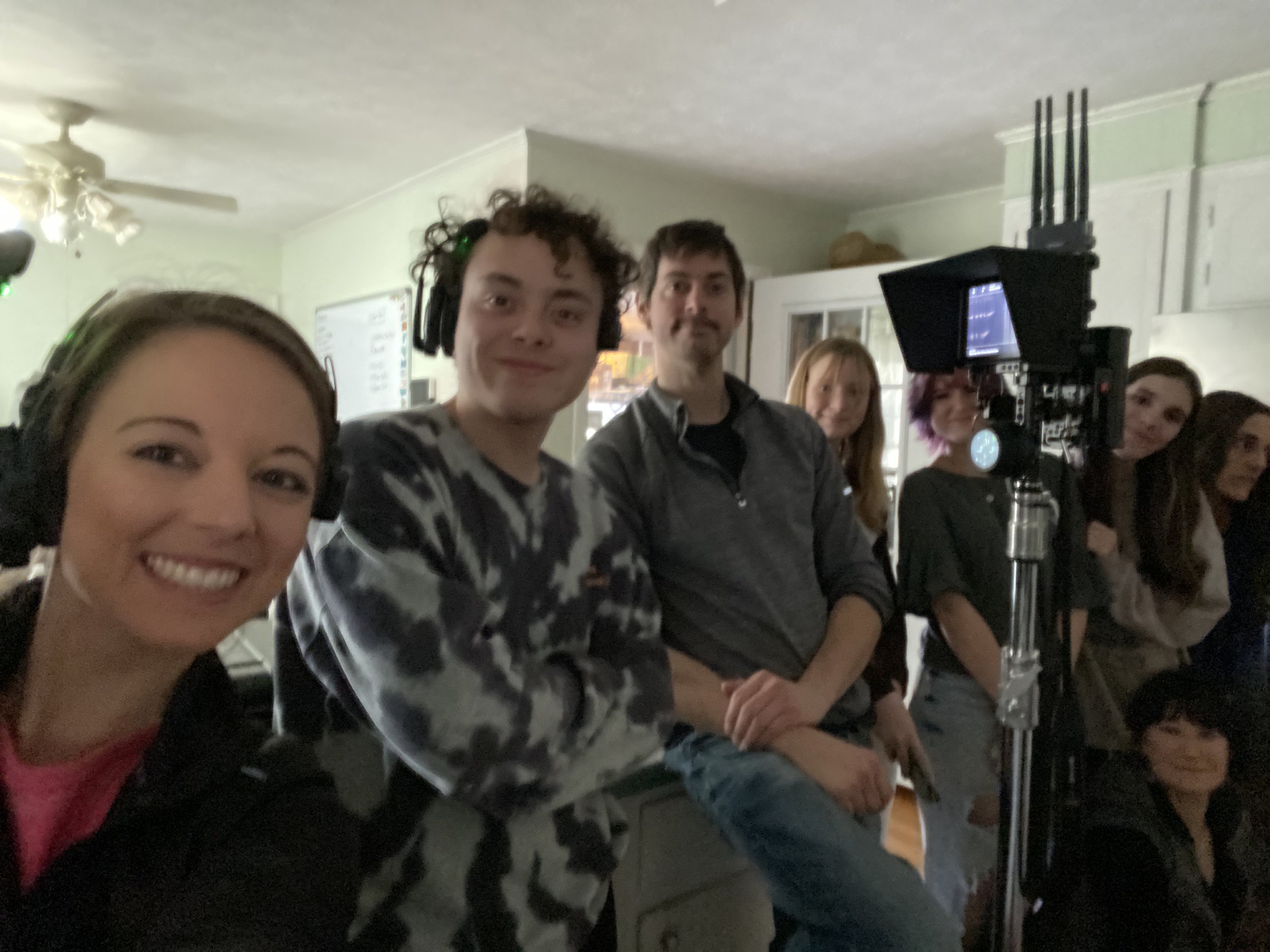 Perfidia BTS - The crew gathered around the monitor.