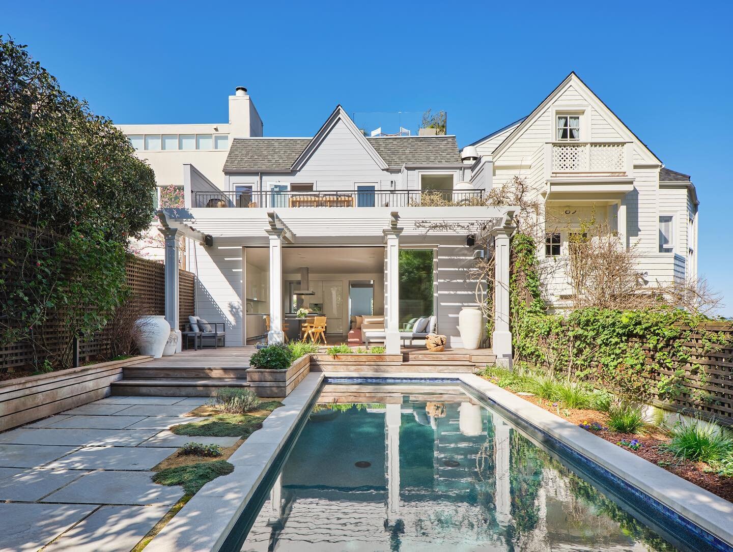 Happy first day of Summer! Who needs to go to for a swim today? ☀️💦
#sf #sanfrancisco #sanfranciscosummer #summersolstice #luxuryhomes #sfluxuryrealestate
