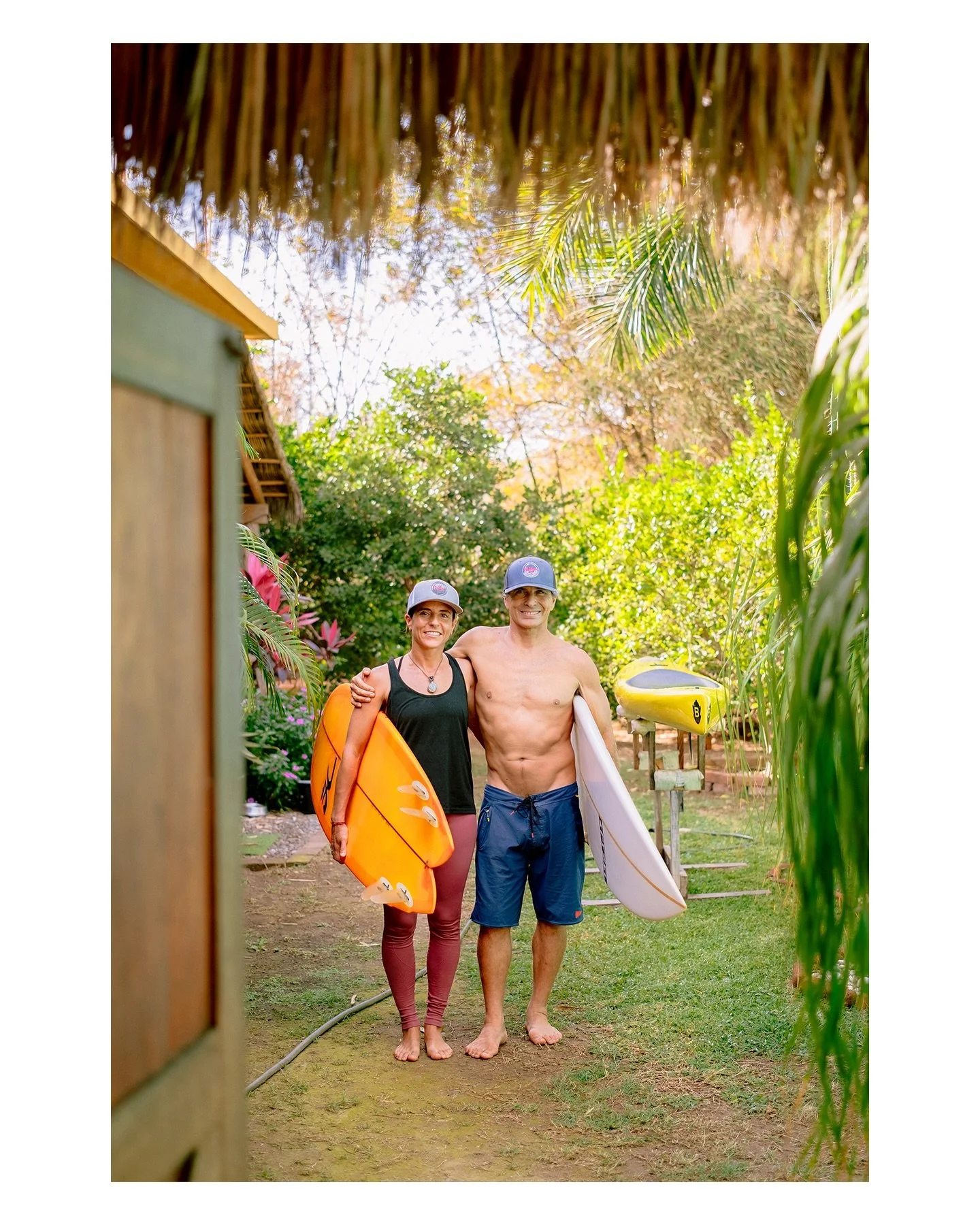 Paikea es el proyecto de vida de Gabi + Keoni, profesores de surf, breathwork, yoga y pilates reformer. Llegar a la callecita al lado de Playa Grande, donde est&aacute; su casa, la carpinter&iacute;a de Keoni, su jard&iacute;n org&aacute;nico con est