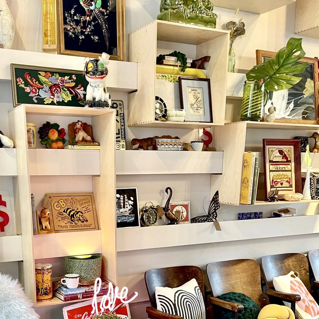 saint-paul-vintage-shop-display.jpg
