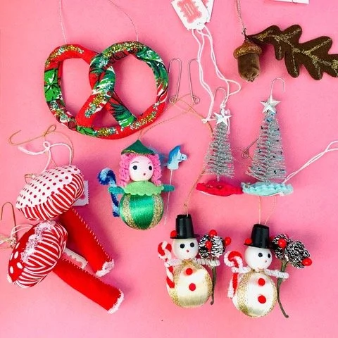 felt-christmas-ornaments-vintage-style.jpeg