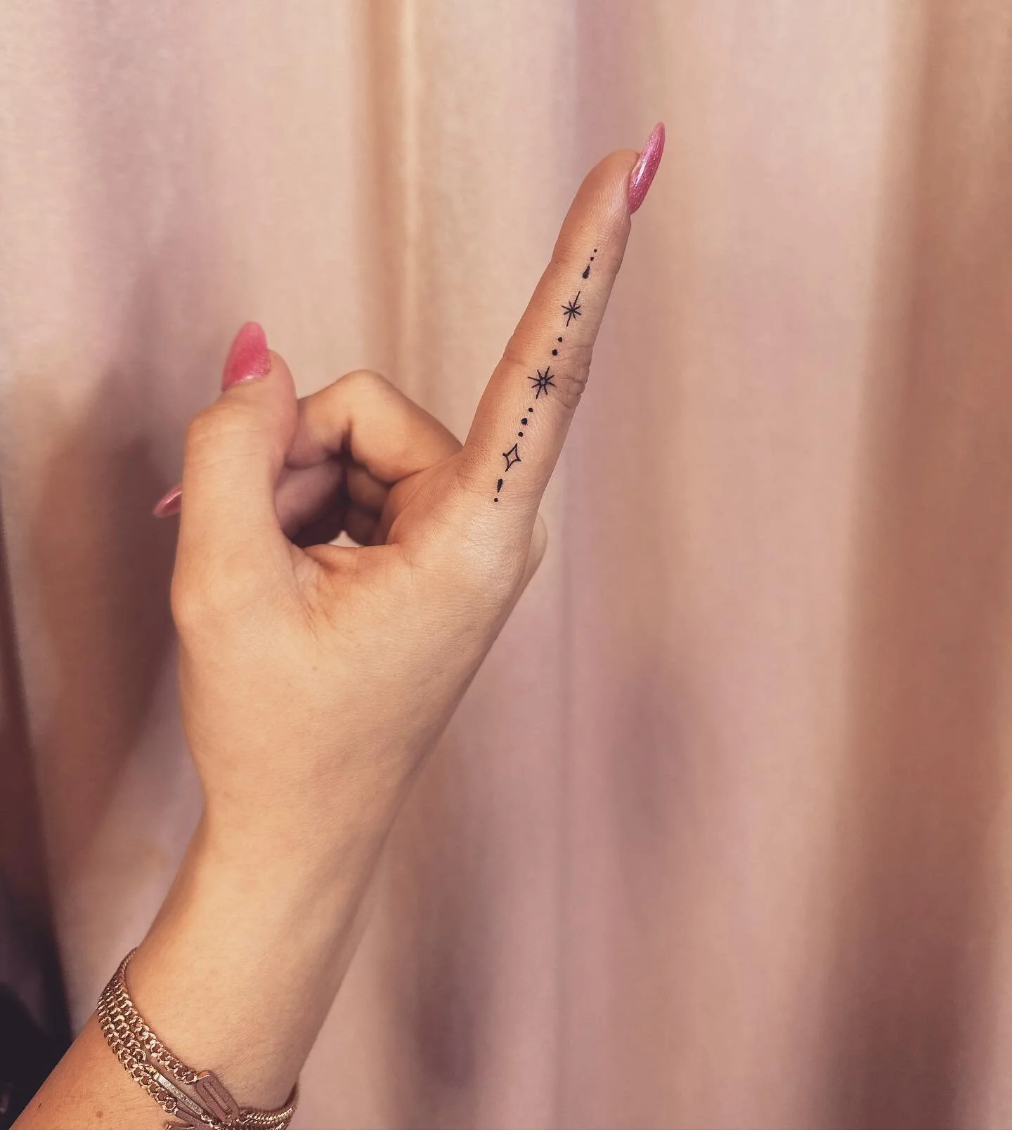 Little finger tats always turn out to be my favorites. ✨
#fingertattoo #tinytat #texas #smallbusiness #womensupportingwomen