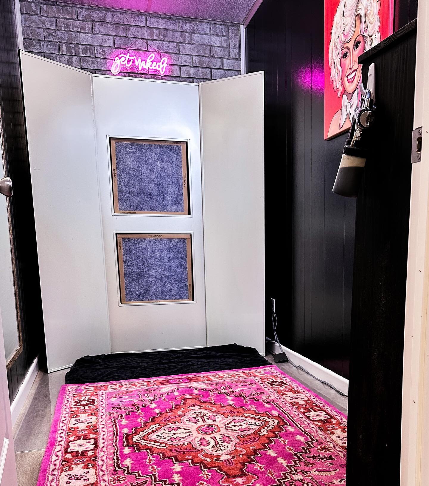 ✨Those new spray tan room vibes✨ 

The warmer times have creeped up on us an it is SPRAY TAN SEASON again!! Come in here and check it out for your self💕 
.
#spraytan #lakejacksontx #angletontx #westcolumbiatx #brazoriacounty #texas #artist #hairstyl