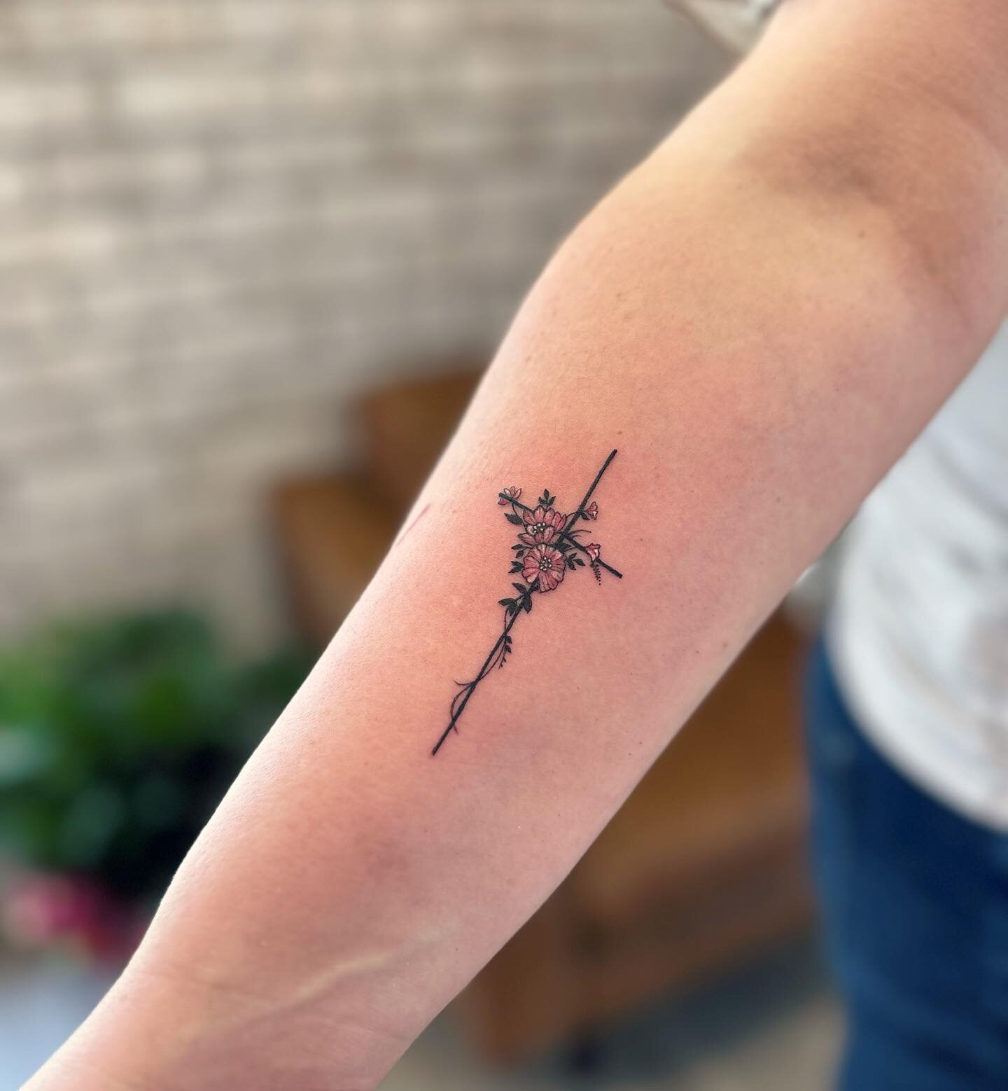 🌸🌸🌸 
#tinytattoos #flowertattoo #girlytattoo #angletontx #lakejacksontexas #brazoriacounty #texas #tx #supportsmallbusiness @wherethebabesgo