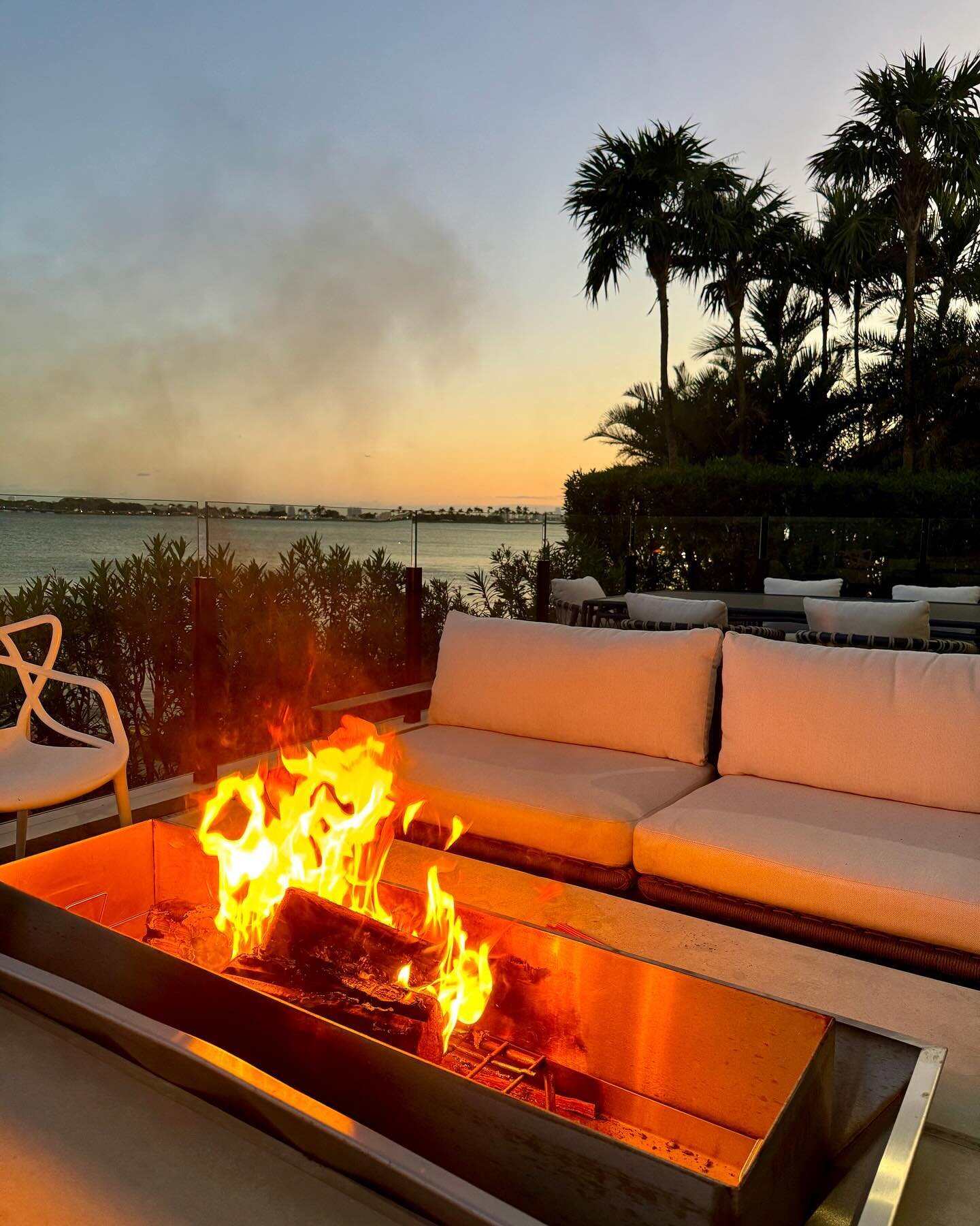 #miamiwinters #firepitseason #waterfronthomes #outdoorlifestyle #patiofurniture #patiodecor