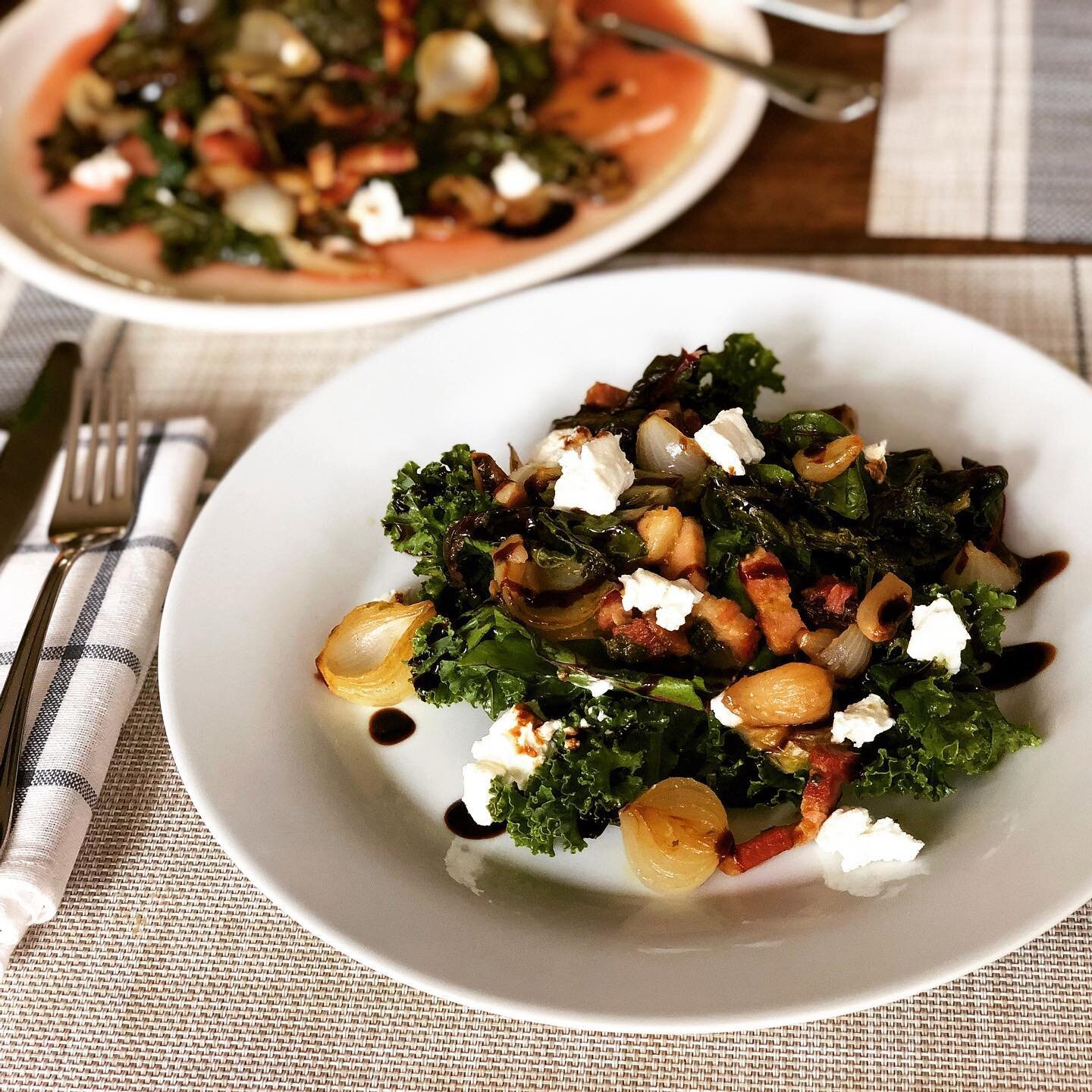 Oh wow - no Instagram all day! We could seriously go for some fall inspired Kale salad with goat cheese, roasted garlic and pearl onions right NOW... ⁠⁠Cause we know that will never disappoint us like social media did today.. we even thought about ge