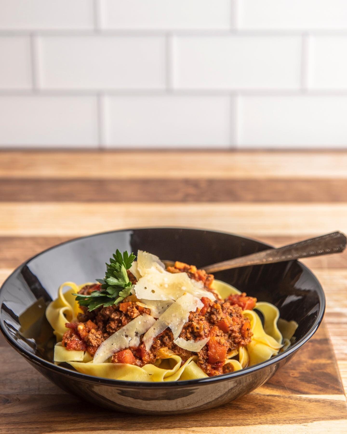 Looking to simplify your dinner plans? Order up our gluten-free and dairy-free classic beef bolognese sauce. Simply thaw, warm it up and pair it with your favourite noodles, and you're set. ⁠⁠
⁠⁠
Order up any of pre-made meals for pick-up from 12 pm-