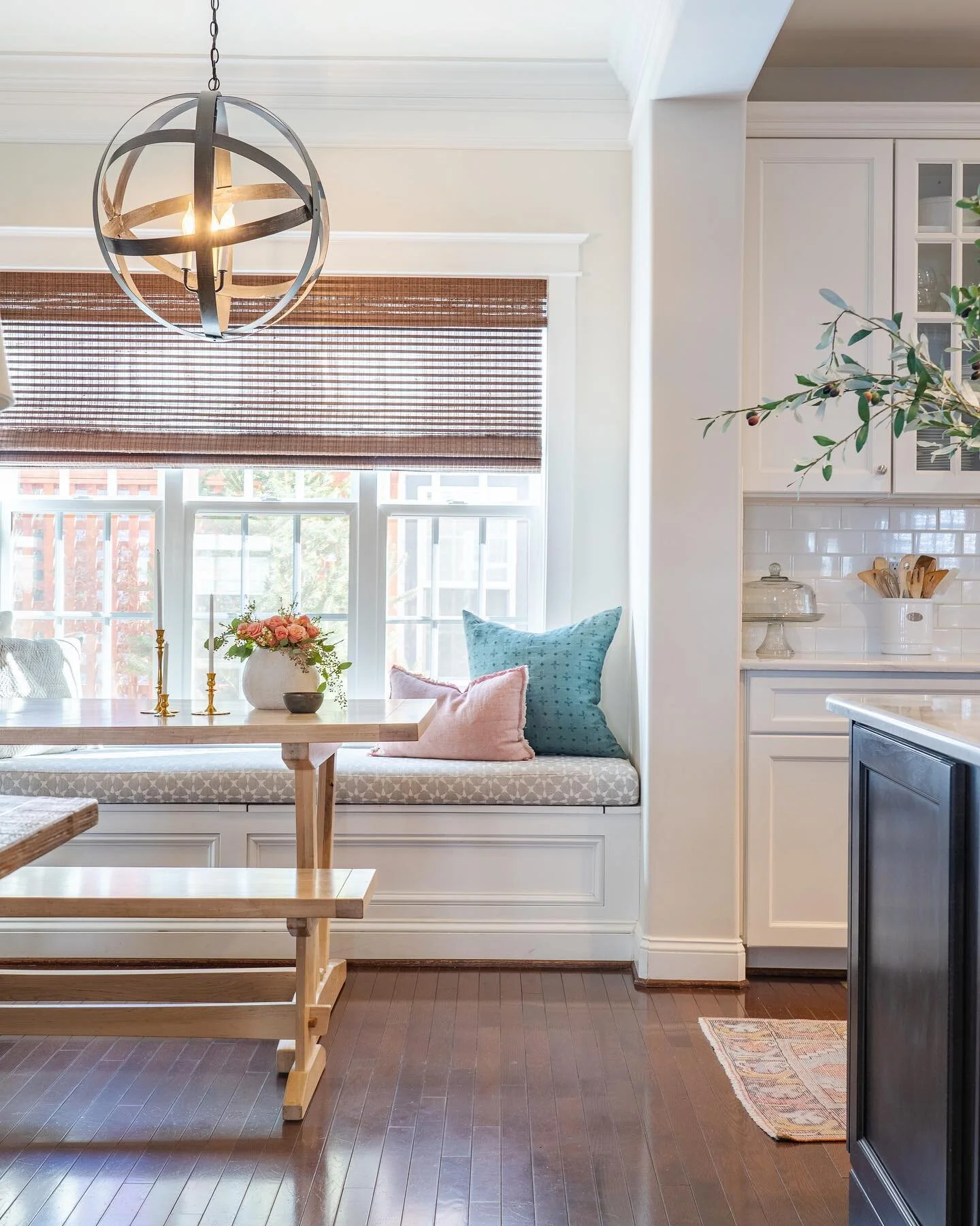 A cozy breakfast nook with the perfect pop of color 💗 

Design by @lusi_design_denver 

#interiordesign #lusidesign #interior #breakfastnookdesign #denverdesigners #realestatephotography #architecture #home #decor #interiors #homedesign #art #interi