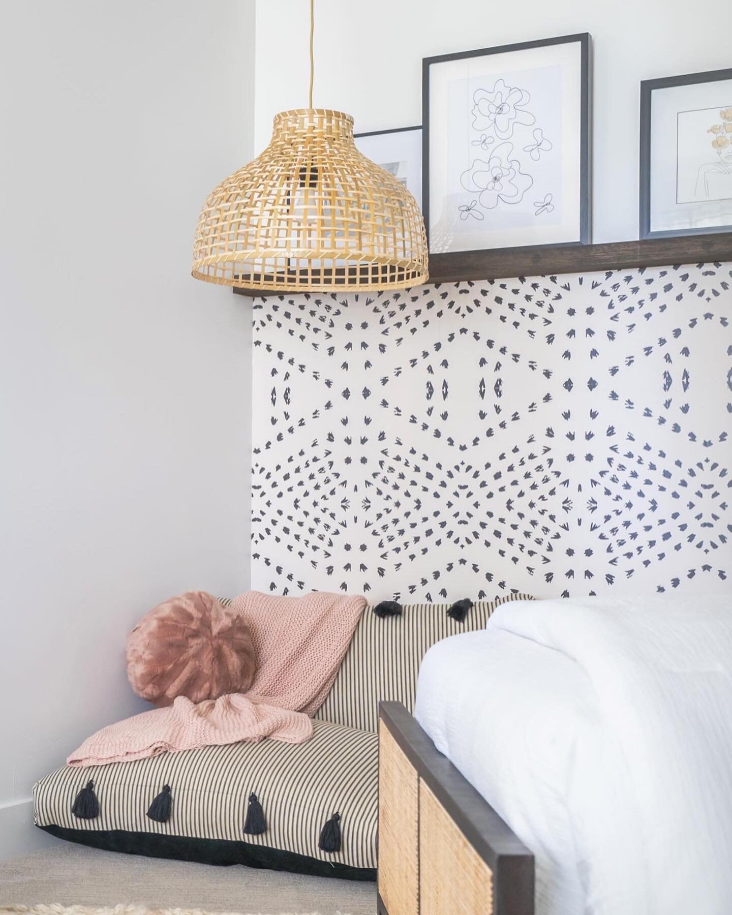 Love the custom details in this girls bedroom &amp; bath 💗
⠀
A beautifully designed space by the talented ladies at @lusi_design_denver &amp; @a.i.interiors for the #designershowhouse2021 with @denverlifemagazine 

📸 by @k.j.studios_ 
⠀
#denverdesi