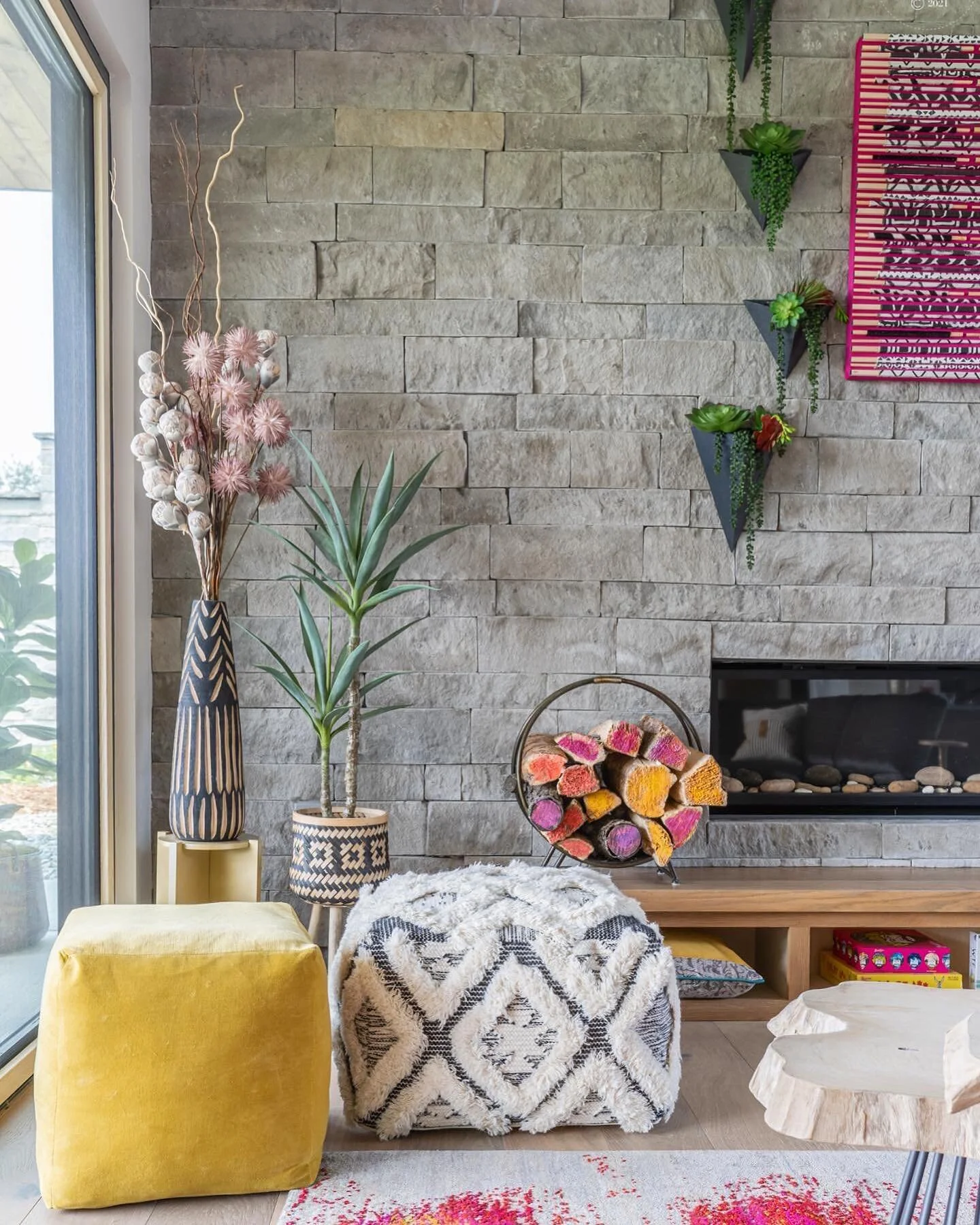 Beautiful modern boho space, my style exactly ☺️💗✨
⠀
Design by: @tabinteriordesigns 
Designer Showhouse 2021 by @denverlifemagazine 
Photo by: @k.j.studios_ 
⠀
#designershowhouse2021 #KJstudios #modernboho #coloradoliving #denverdesigners
⠀
#interio