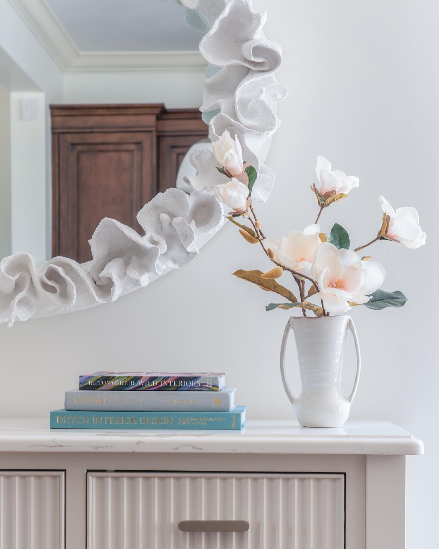 A little touch a spring before another snowfall tomorrow 💗
⠀
I love this shot from a recent design project by @lusi_design_denver, with a gorgeous framed mirror paired with a beautiful custom cabinet by @barschwoodworks 👌🏻
⠀
Excited to be working 