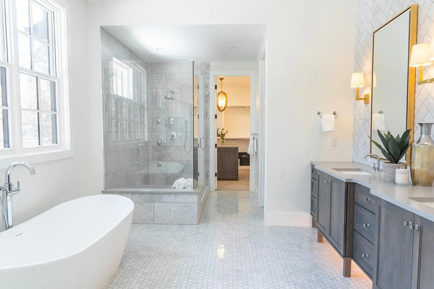 Beautiful walk-in master bath goals ✨🛁☀️
⠀
𝙳𝚎𝚜𝚒𝚐𝚗 𝚋𝚢: @jrgdesignllc 
⠀
#coloradohomes #modernliving #masterbathlighting #denverdesigners #interiordesign