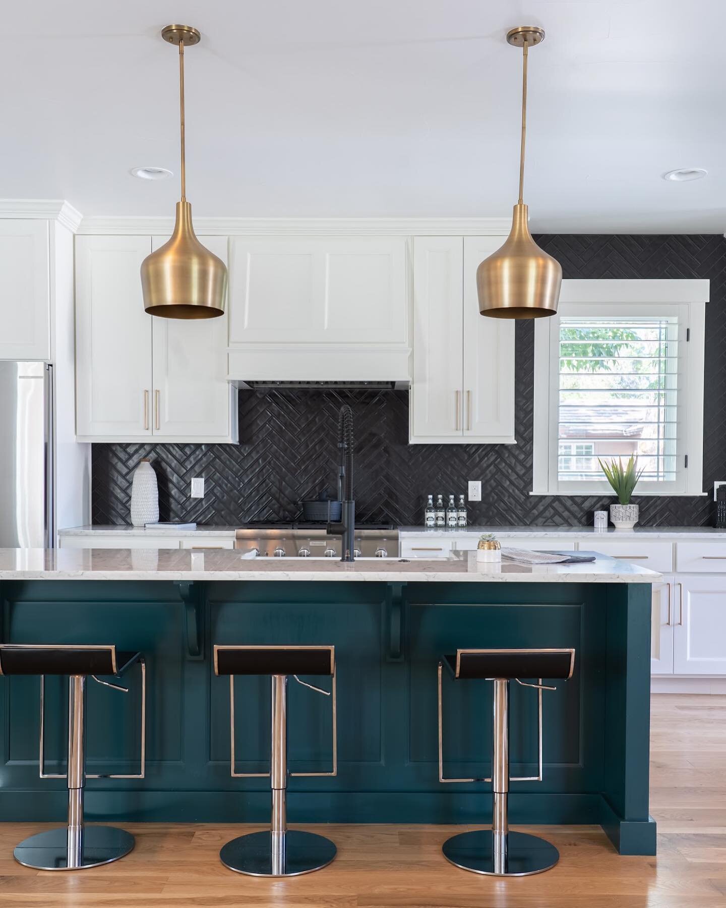 Love the blend of #brass &amp; emerald green in this kitchen
⠀
𝙳𝚎𝚜𝚒𝚐𝚗 &amp; 𝚂𝚝𝚊𝚐𝚒𝚗𝚐: @a.i.interiors 
𝙿𝚑𝚘𝚝𝚘𝚐𝚛𝚊𝚙𝚑𝚢: @mile_highmodern 
⠀
________
⠀
#denverdesigner #residentialphotography #coloradomodern #denvercolorado #modernli